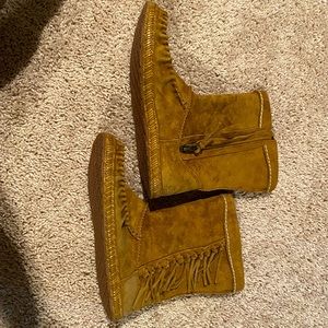 Moccasin style UGGs never worn 7